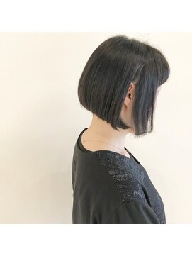 デフィー(DEFY) 前下がりのパッツンボブ