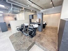 ハイパー ヨコハマ(HYPER yokohama)の雰囲気（店内２［横浜/メンズ/メンズパーマ/眉毛/メンズカット/men's］）