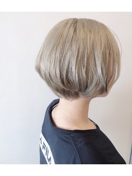 エコモ ヘアー(E Komo hair) 白ベージュ/ショートボブ