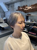 ニーイチイチ(211)&nbsp;グレージュ/ハイトーンカラー/ショートカット