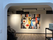 LAVhair【ラブヘアー】の雰囲気（入り口からも目立つアート画）