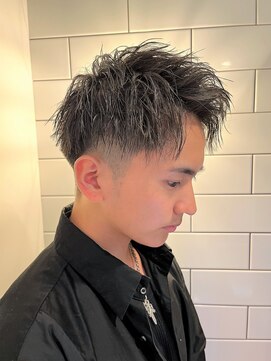 フリーク バーバーショップ 都島店(FREAK BARBER SHOP) 前下がりツーブロック刈り上げアップバング