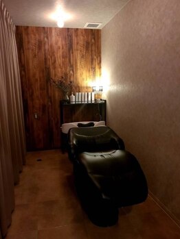 カロンシェリー(CARON cherie)の写真/個室のプライベート空間でのヘッドスパは極上の癒しの時間＊周りを気にせずリラックスできるのが嬉しい◎