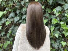 【地毛のようなストレート】極上のツヤと思わず触れたくなる手触り。自然な仕上がりを叶えます。