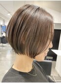 大人ショートボブ白髪ぼかしハイライト顔周りレイヤー丸みボブ
