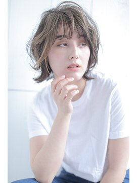 ジーナ 銀座中央通り(Zina) 大人ショートパーマ×エアリーミディのホワイトアッシュ