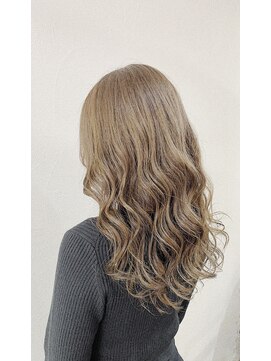 バズ ビー(BUZZ Bee) ヌーディな質感♪キャメルベージュ【梅田】