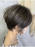 ■白髪ぼかしハイライト&インナー　カーキアッシュ大人ショート