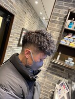 ミリオンバックス 御徒町店(Million Backs)&nbsp;スペインカール/スキンフェード/束感ショート<理容室>[メンズ]