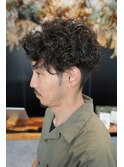 ツーブロック×スパイラルパーマの束感アップメンズスタイル