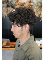 シロ(SHILO)&nbsp;ツーブロック×スパイラルパーマの束感アップメンズスタイル