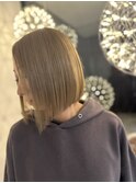 ナチュラルハイトーンハニーベージュカラー前下がりぱつっとボブ