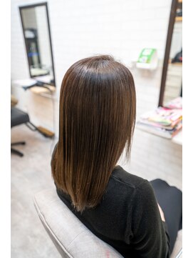 ビート(Beat) 硬くゴワつく髪質が潤う柔らか髪に酸性ストレート×メテオカラー