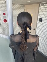 ソノ(sono)&nbsp;タイトアレンジ タイトヘア 編みおろし ローポニー 参列ヘア