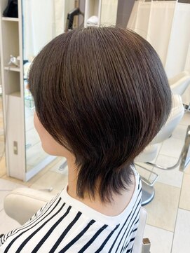 ミーティア バイ クアトロ(Meteor By QUATRO) ウルフ くびれボブヘア 【戸塚 中田 立場】