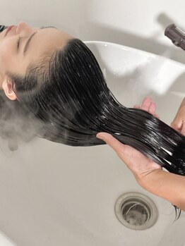 傷んだ髪も内部からしっかりケア♪本格的な毛髪補修で、芯からたっぷり潤った艶感溢れる美髪へと導きます！