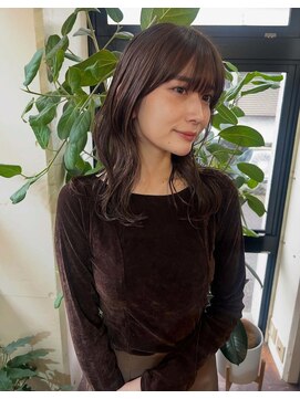 前髪ぱっつん大人かわいいセミロングスタイル