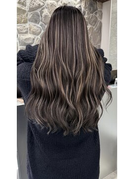 細めだけど存在感のある大人ハイライト