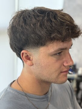 メグロバーバーショップロッポンギ 目黒六(MEGURO BARBER SHOP 6PPONGI) テーパーフェード