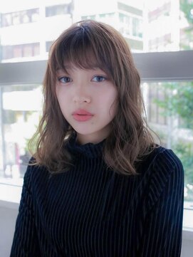 ルティア(Lutia) グレージュカラー×セミディ