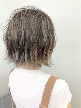 ネオリーブ クーロ(Neolive curro) お洒落ハイライトのショートボブ