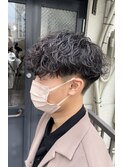 耳上短めの波巻きパーマ×メンズ刈り上げマッシュ