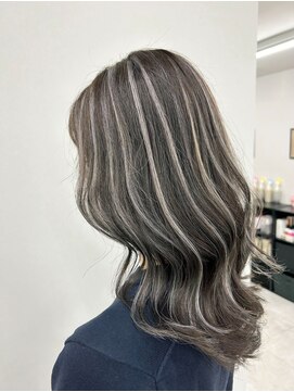 アオアクア バイ グルグル 小岩店(ao akua by GULGUL) ホワイトシルバーハイライト×レイヤーカットスタイル