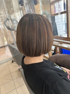 スタジオ アルファプラス 日暮里店(studio α+) ステップボーンカットカットボブショートハイライト白髪ぼかし