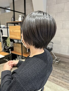 ビヨウシツ ポスタ ショートボブ　鈴木章浩