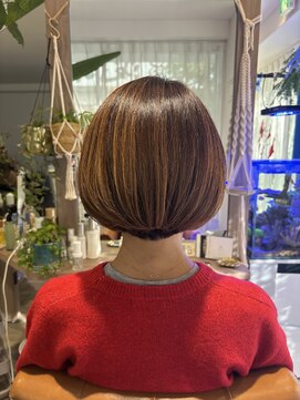 ミハス(Mijas) 前下がりボブ×ハイライト