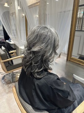 アンドットエス 銀座(and.S) グレーヘアをウェーブで華やかに