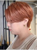 透明感のあるオレンジベージュカラーにハンサムショート◎