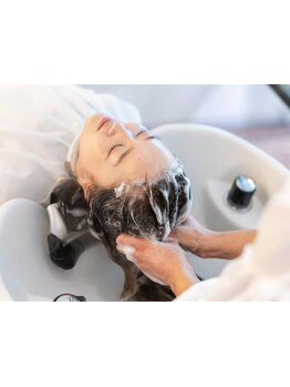 大注目の『筋膜リリーススパ』は、髪の土台となる地肌をしっかりほぐし、血流・リンパ流れを促進◎