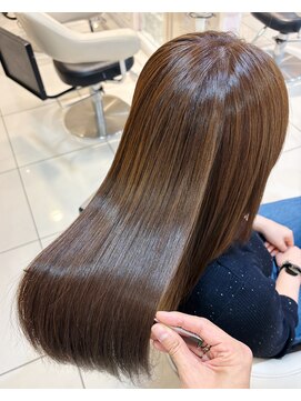 【髪質改善効果】明るめブラウンでもツヤが持続する美髪ロング