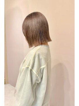 ヒビヲ 天神警固(HIBIO) ショートボブ切りっぱなしボブタッセルボブブリーチダブルカラー