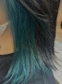 アグ ヘアー シルク 豊田市駅前店(Agu hair sylk) ターコイズグリーンのインナーカラー。暗髪とのコントラストが◎