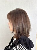 ハッシュカットに柔らかなベージュカラー