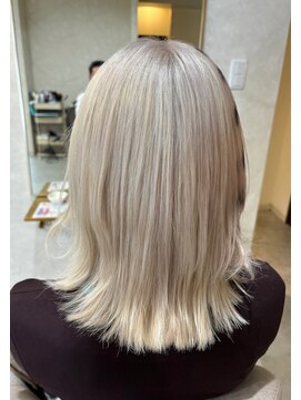 ヘアデザイン ファブロ(hair design FABRO.) 【FABRO東】ホワイトハイトーンのミルキー～プラチナブロンド