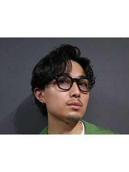 爽やかな印象を作るために、ヘアスタイルだけではなく、顔全体の印象を作り込んでくれるメンズサロン＊