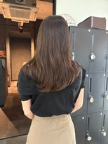 カミエ(kamie) ロングヘアのグレージュカラー × 大人っぽい透明感