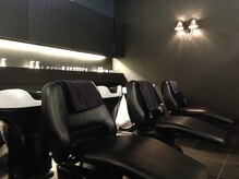 シャイニー(SHINY)の雰囲気（落ち着いた作りのシャンプー台は頭皮ケアにも最適な空間を演出）