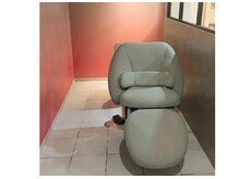 半個室のフルフラットになる椅子でゆったりシャンプーや、スパを