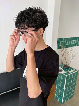 黒髪韓国スパイラルパーママッシュ刈り上げメンズカット