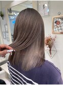 グレージュ×インナーホワイトカラー