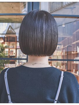 ニイ(nii.) 頭が小さく見えるまあるいボブ