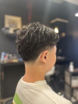 フランクスバーバー アンド ビアークラブ(FRANK'S BARBER and BEER CLUB) 刈り上げセンターパート/フェザーパーマ/サーフカール/有楽町