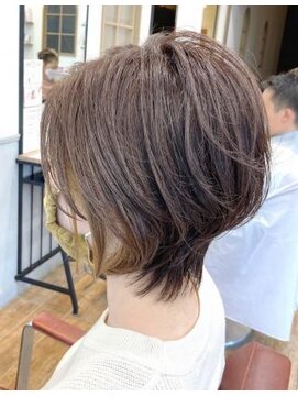 ミーティア バイ クアトロ(Meteor By QUATRO) 大人レイヤーショートボブ