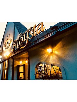 アンティーク調の店内は、オシャレなのにどこか落ち着く…。そんな癒しの空間で、特別なサロンタイムを。