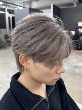 エデアンルクラ 下通(EDEAN Leclat) 熊本メンズヘア センターパート ブリーチ ハイトーン シルバー
