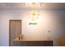 シンミ(SHinmi)の雰囲気（入口で輝くシャンデリアが、お客様をやさしくお迎えします。）